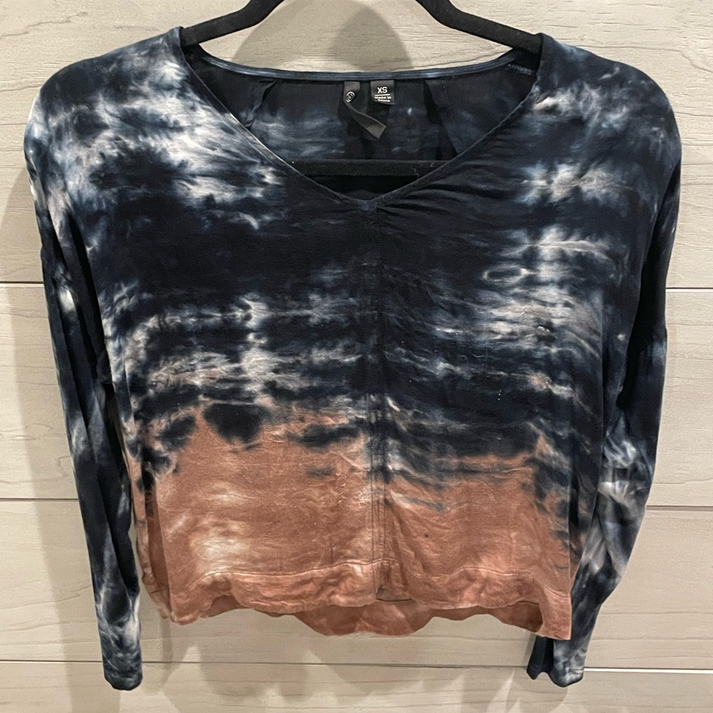 Versona tye dye long sleeve top. Cotton polyester mixed material.